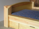 postel borovice